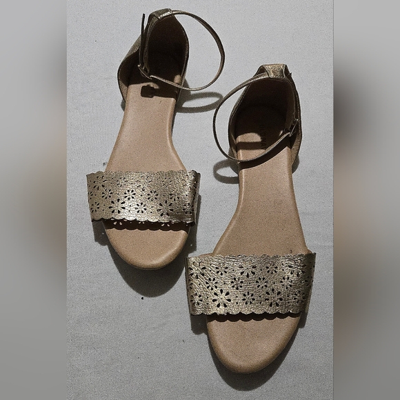 Chic Old Navy Gold Women's Sandals Size 9 - Picture 1 of 5